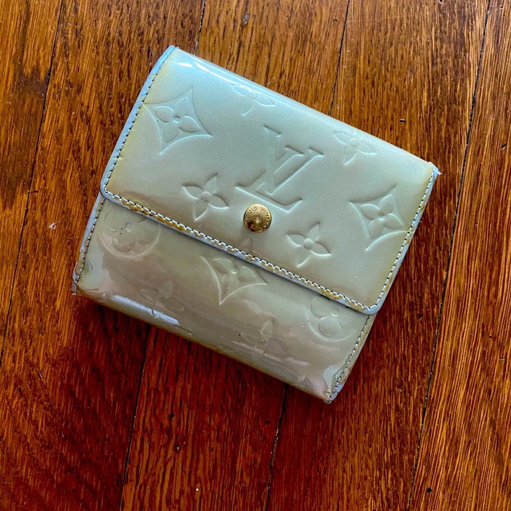 Louis Vuitton
Perle Monogram Vernis Ludlow Wallet